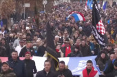Provokacije u Vukovaru: Vojska  pozira sa crnim zastavama, u prvom planu ustaški poklič!