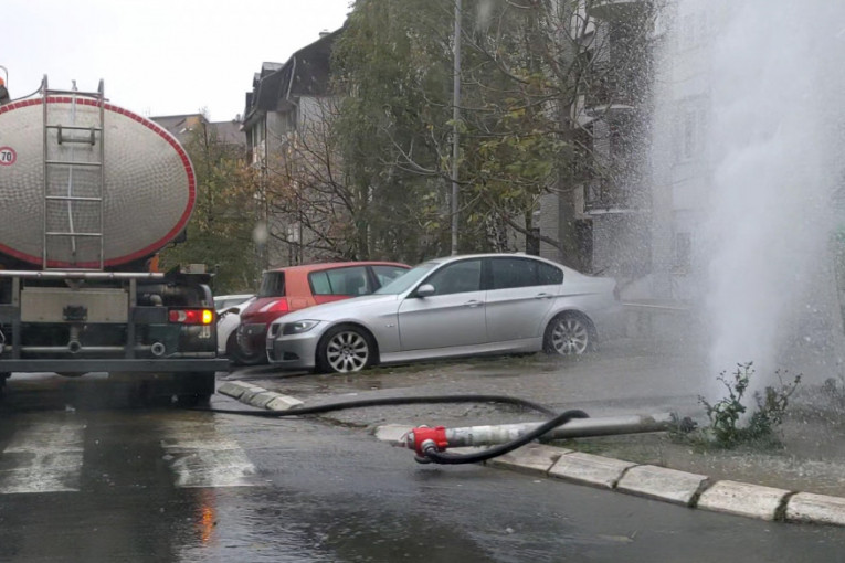 Havarija kod Sajma: Pukao hidrant, voda satima šiklja na sve strane!