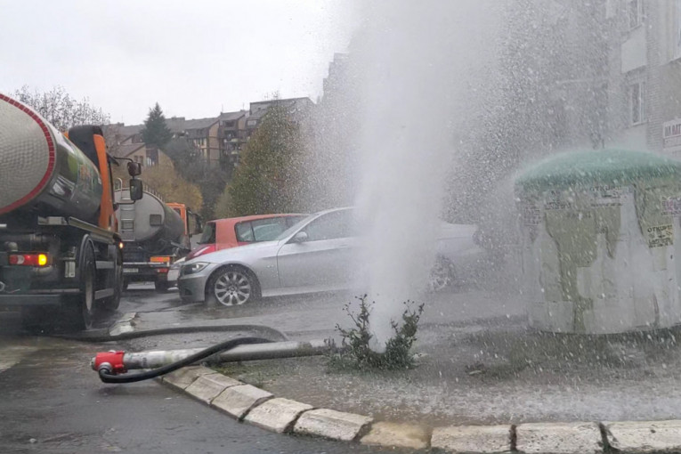 Havarija u Filmskom gradu: Pukao hidrant, voda šiklja na sve strane (VIDEO)