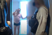 Policija zakucala na vrata gangstera koji krijumčari migrante, on im otvorio u gaćama (VIDEO)