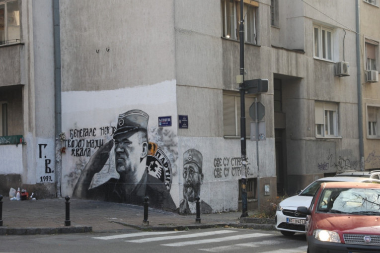 Prekrečen grafit Ratku Mladiću u Njegoševoj ulici! Rano jutros farba uklonjena, mural čuvaju trojica mladića (FOTO)