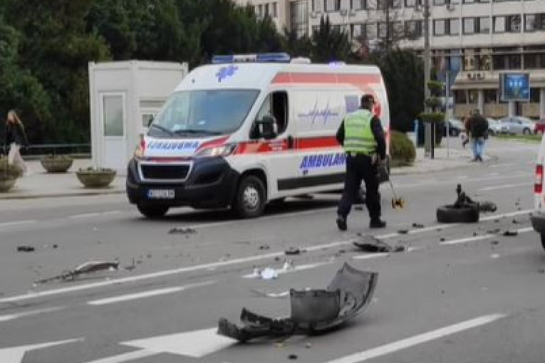 Jeziva nesreća u centru Kruševca: Pokosio ženu, pa se zakusao u banderu