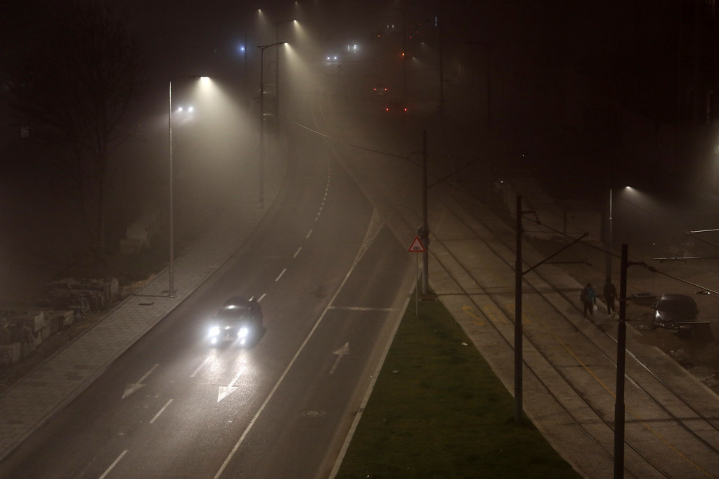 Pala magla na pola Srbije: I jutros se jedva vidi prst pred okom, oprezno za volanom