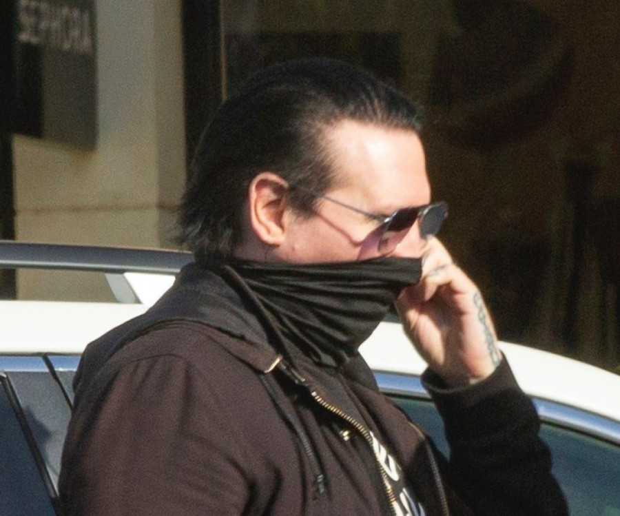 Policija Merilinu Mensonu pretresla stan: Našli sobu za "nevaljale devojke", sve je kao u "crnom frižideru"!