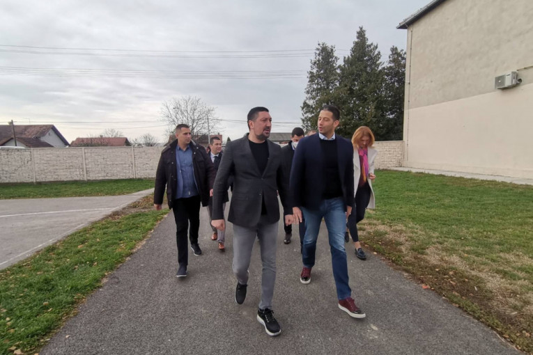 24SEDAM INĐIJA Ministar sporta sa Vladimirom Gakom posetio Novi Slankamen