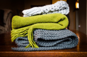 Savršen modni komad za svaku zimu: Ove godine u trendu su šalovi jarkih boja!