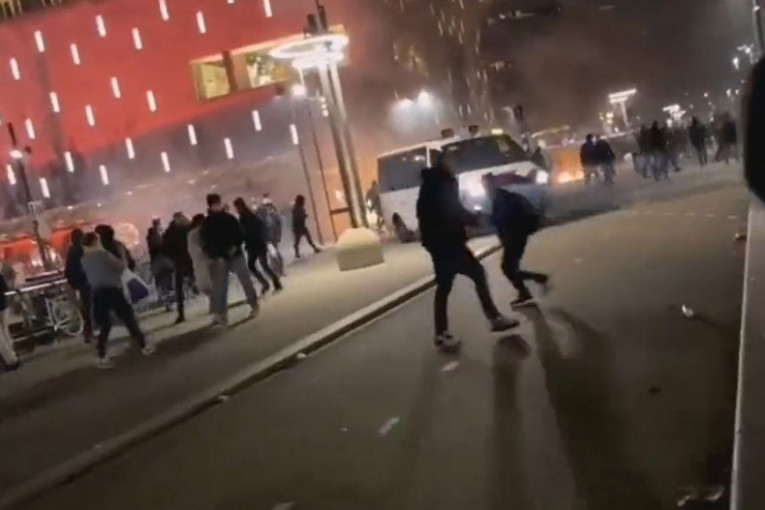 Tenzije u Holandiji:  Neredi na protestu zbog kovid propusnica, povređeno više osoba (VIDEO)