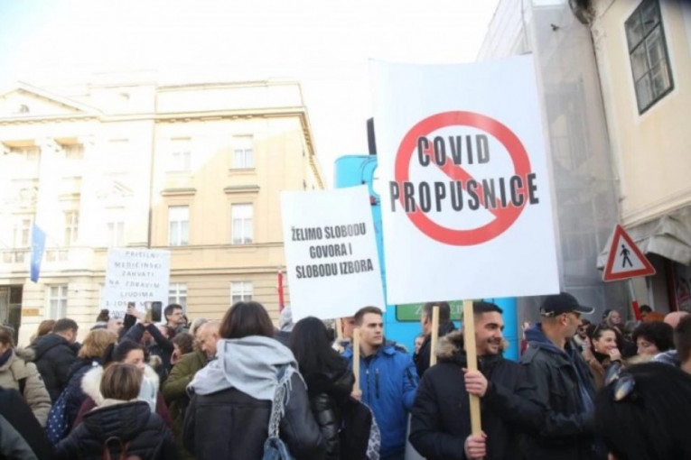 Zahuktava se situacija u Zagrebu: Građani iz cele Hrvatske autobusima dolaze na protest protiv kovid propusnica