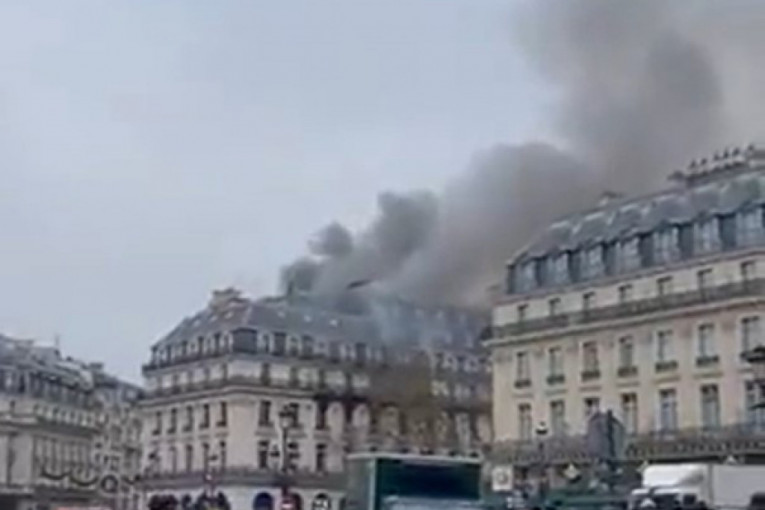 "Izbegavajte ovu oblast": Veliki požar guta zgradu u Parizu, gusti dim prekrio nebo (VIDEO)