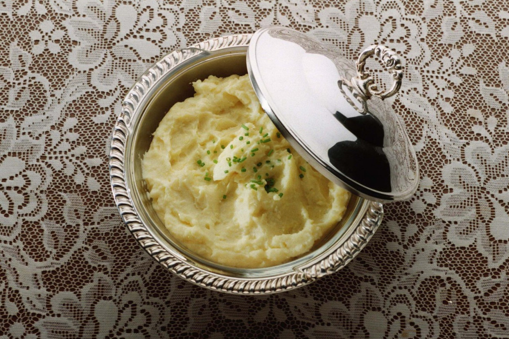 Pire krompir je omiljeni prilog, ali verovatno ne znate da, prilikom njegove pripreme, pravite jednu veliku grešku