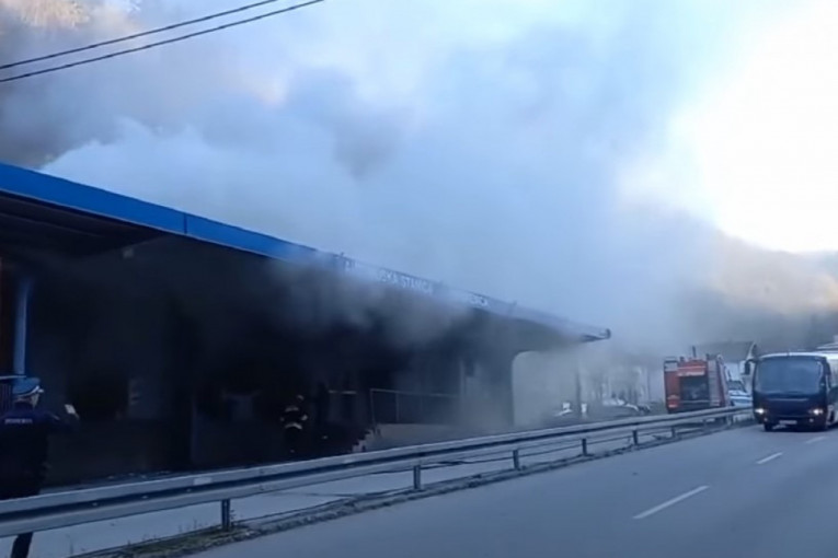 Požar na autobuskoj stanici u Srebrenici: Vatrogasci odmah izašli na teren (VIDEO)
