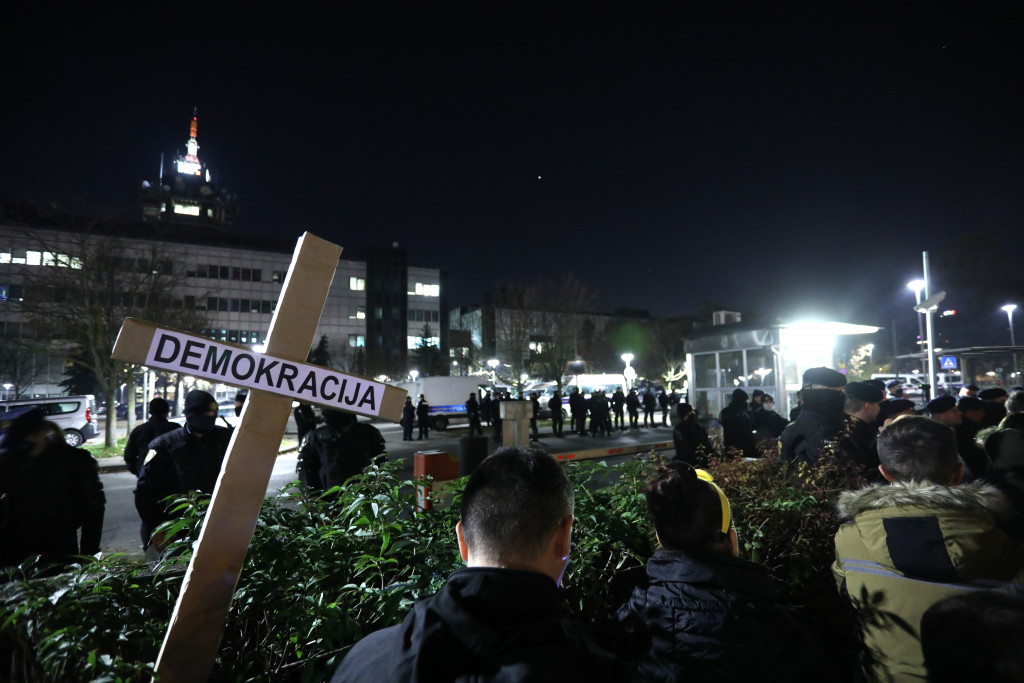 Totalni haos u Zagrebu: Demonstranti nasrnuli na HRT! (FOTO)