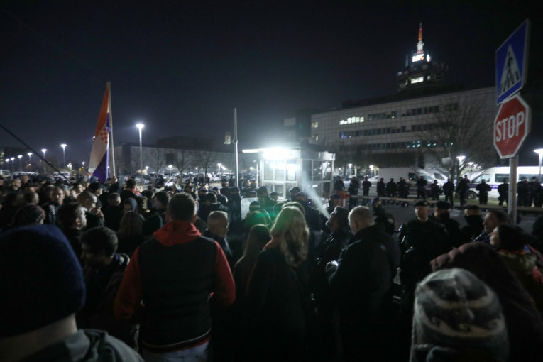 Totalni haos u Zagrebu: Demonstranti nasrnuli na HRT! (FOTO)