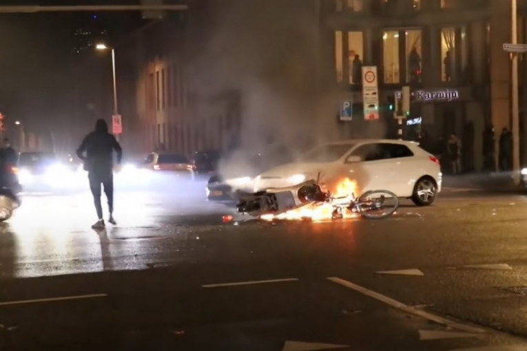Neredi u Hagu: Demonstranti palili vozila, policija rasturila besnu rulju (VIDEO)