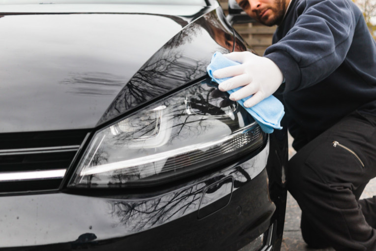 Maslinovo ulje, sirće, kalupi za kolače: Fantastični trikovi za čišćenje automobila koji štede novac