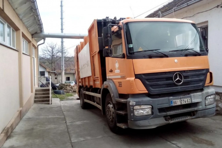24SEDAM VLADIMIRCI "Gradska čistoća" donirala kamion-smećar opštini
