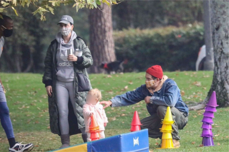 Kao sav normalan svet: Kejti Peri i Orlando Blum odveli ćerku u park, uslikani u neobičnom izdanju (FOTO)