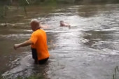 Dečake je nosila nabujala reka, a onda se pojavio policajac heroj (VIDEO)