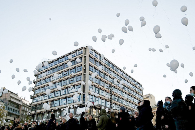 Nebom iznad Trga republike letela su 492 bela balona: Povod za to je jedno veliko upozorenje za sve (FOTO)