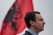 Na KiM slave kao neradan praznik Albanije, iza Kurtija i Vjose vijori se zastava UČK