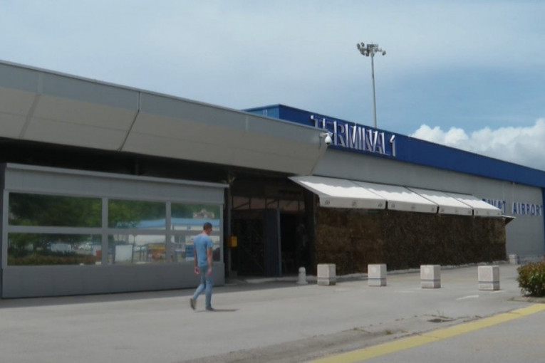 "Pali" zaposleni na aerodromu u Tivtu: Iznosili pakete i torbe na službeni ulaz, niko ne zna sadržinu