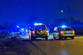 Tragična saobraćajka nedaleko od Šapca: Automobil probio zaštitnu ogradu i sleteo u kanal, žena poginula, troje dece povređeno (FOTO)