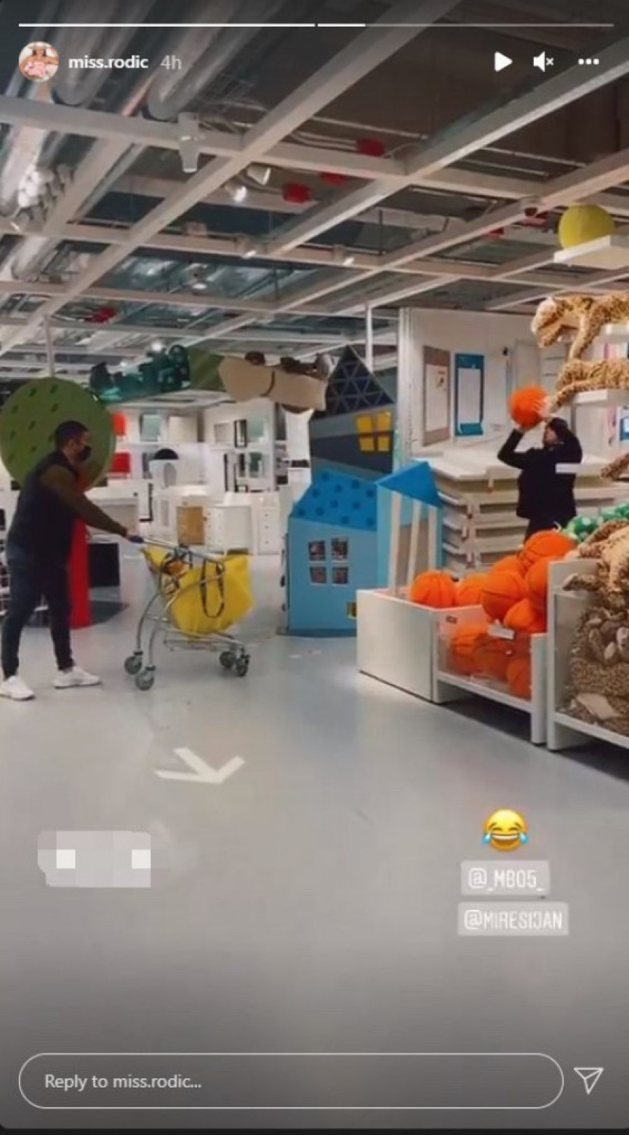 Sestre spojile momke: Mirko Šijan i dečko Nataše Rodić pravili haos u prodavnici (FOTO)