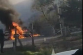 Strašni snimci u Leštanima: Gore automobili kod fabrike protivgradnih raketa (FOTO/VIDEO)