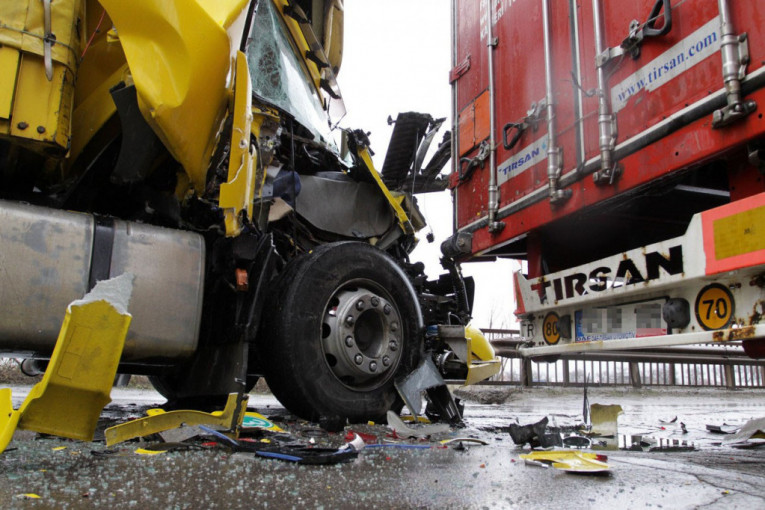 Sudar dva kamiona u Surčinu: Jedna osoba teško povređena