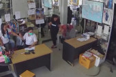 Ogroman gušter ušetao u kancelariju: Radnice skočile i počele da vrište (VIDEO)