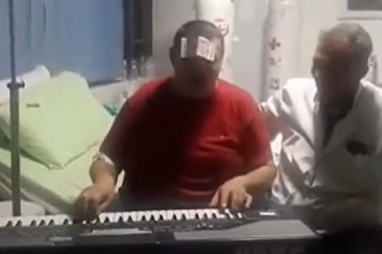 Samo u Srbiji: Hit snimak iz bolnice, pacijent doneo klavijature, medicinari u transu (VIDEO)