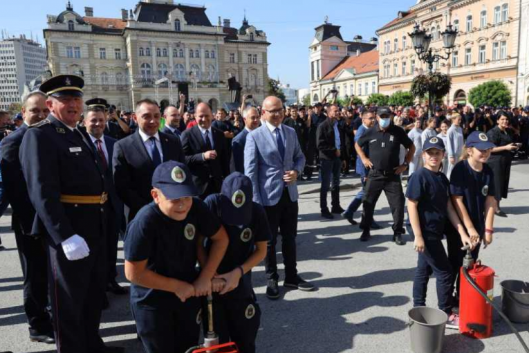24SEDAM NOVI SAD Primopredaja opreme Dobrovoljnim vatrogasnim društvima Srbije na Trgu slobode