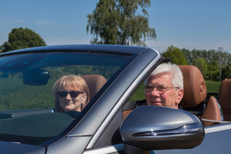 Nemačka stimuliše starije da ne voze: Vratite dozvolu i čeka vas besplatan javni prevoz