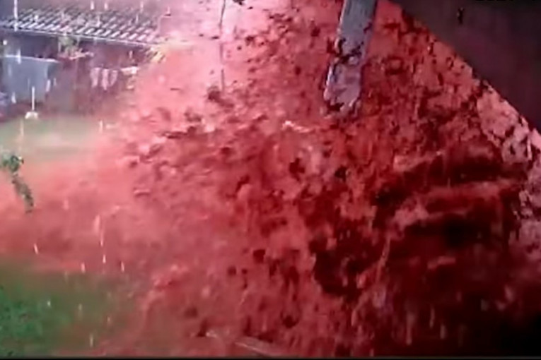 Jedva izvukao živu glavu kada mu je "crveno more" opustošilo kuću: Ovakva bujica blata nikad nije viđena (VIDEO)