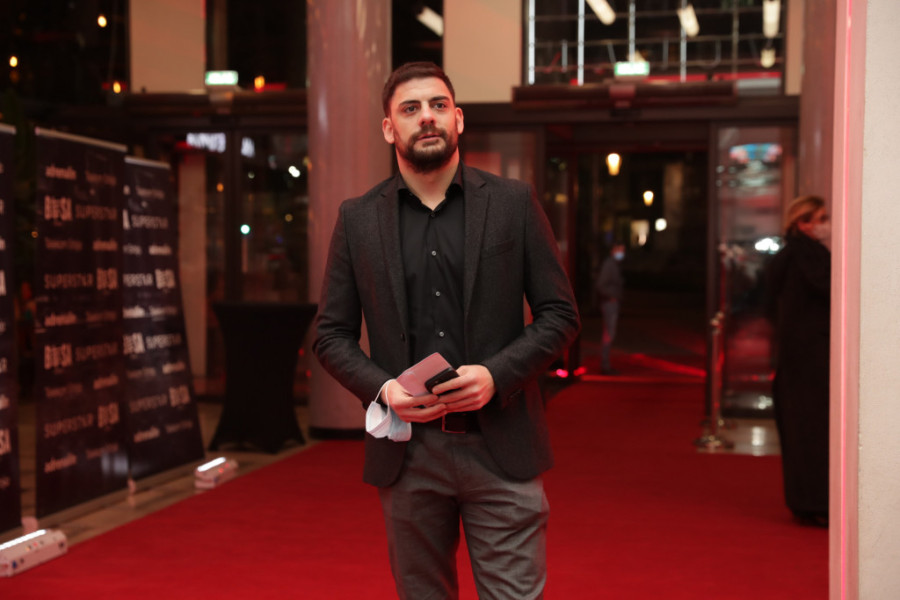 24sedam na glamuroznoj premijeri "Bese": Crvenim tepihom prošetala ekipa serije (VIDEO/FOTO)