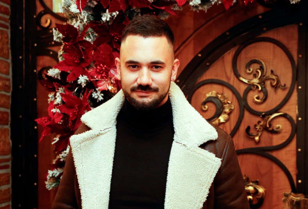 Hit! Pevaču je Deda Mraz zakucao na vrata, on se šokirao kada je video ko je u pitanju! A tek da čujete šta mu je doneo