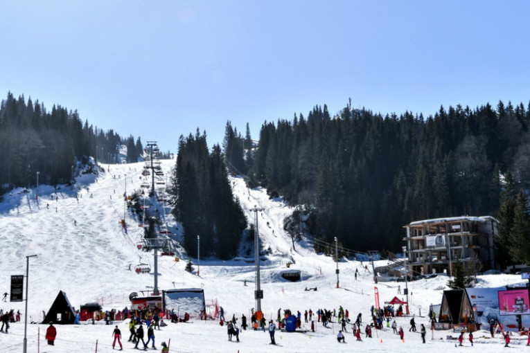 Na Jahorini rekordna posećenost! Skijanje bez čekanja, čak i noću, prepuna i sankaška staza