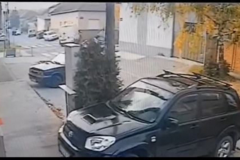 Taksi se od siline udarca prevrnuo na krov: Snimak udesa u Novom Sadu (VIDEO)