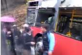Prvi snimak nesreće u Umci: Prednji deo autobusa potpuno uništen (VIDEO)