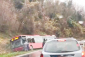 Nesreća kod Umke: Autobus sleteo u šiblje, ima povređenih!