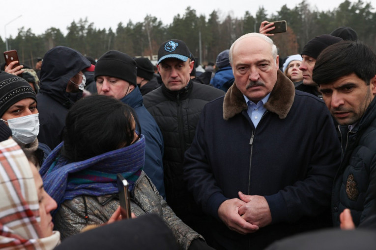 Lukašenko stigao na granicu: Migranti predsednika Belorusije dočekali aplauzom (VIDEO)