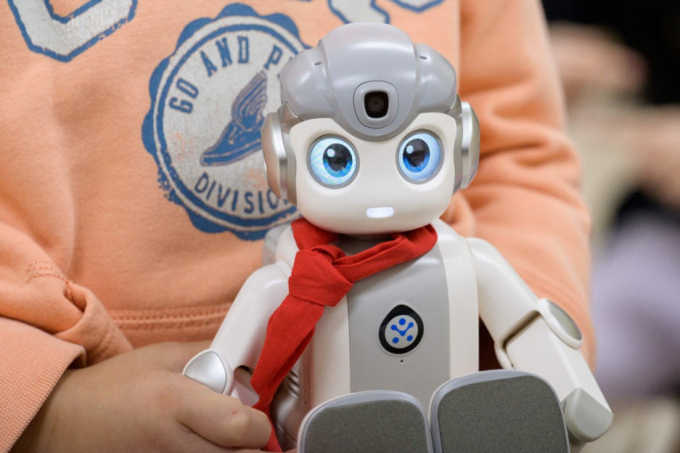 Umesto vaspitačice - robot: Alfa Mini zna kung-fu, peva, igra, recituje...