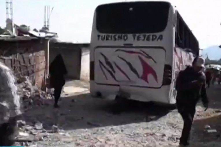 Tragedija u Meksiku: Autobus se "zakucao" u kuću, desetine mrtvih i povređenih! (VIDEO)