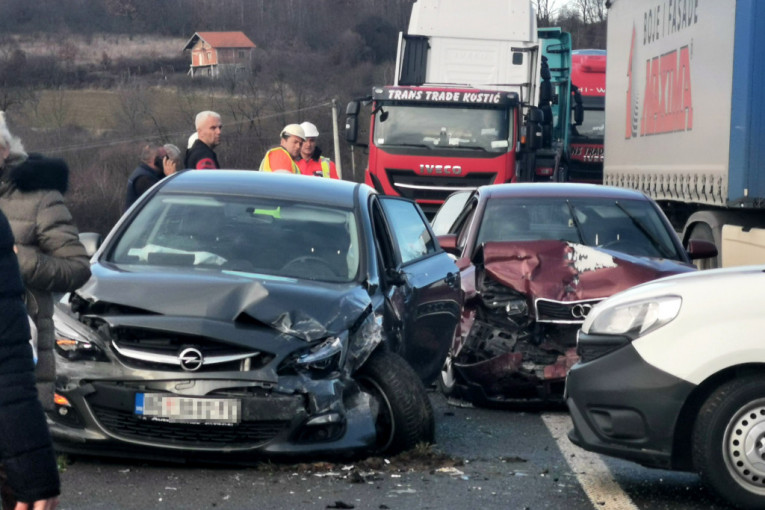 Prve fotografije jezivog udesa na auto-putu Miloš Veliki! Očevidac ispričao stravične detalje: "Slupani automobili bili na gomili"