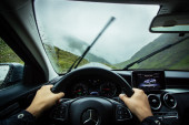 Nemačka odobrila Mercedesu "hands free" sistem vožnje: Evo kada vozači mogu da sklone ruke sa volana