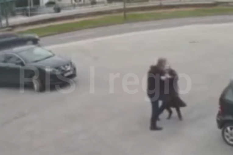 Dramatična scena iz komšiluka: Žena na parkingu udarala, šutirala i vukla muškarca! Odranije poznata po još jednom skandalu! (VIDEO)