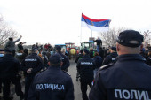 Građani gnevni zbog opsade puta: Narod probio blokadu kod Šapca (FOTO/VIDEO)