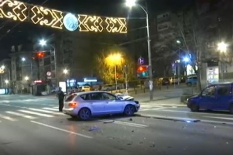 Sudar u Kneza Miloša: Povređeni vozači, saobraćaj se odvija u jednom smeru