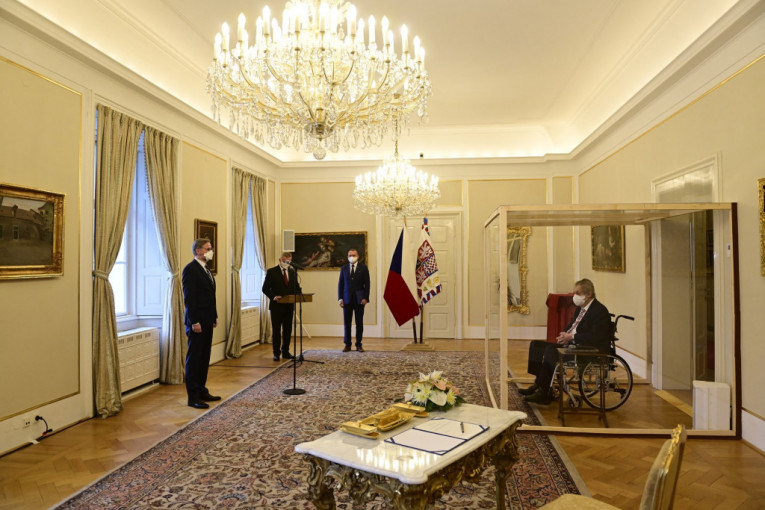 Ovo je češki predsednik koji iz staklene kutije imenuje novog premijera zbog korone (VIDEO)