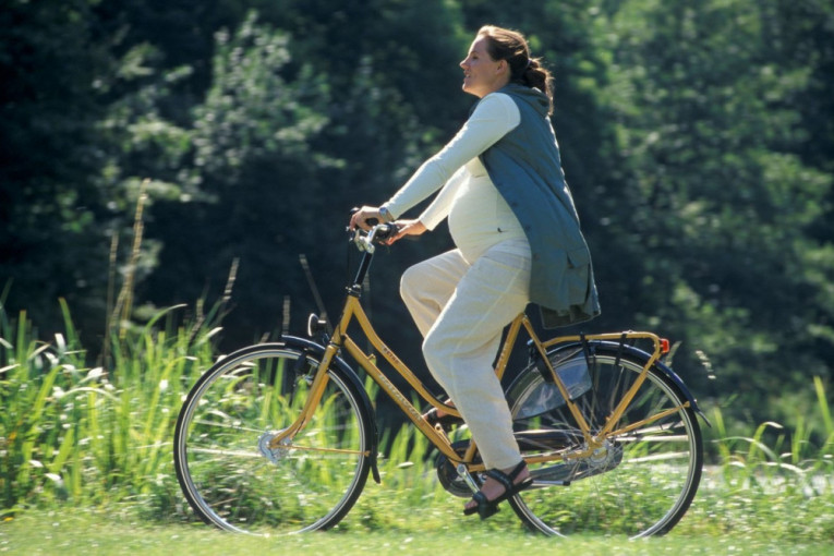 Hrabra političarka sa Novog Zelanda biciklom stigla na porođaj (FOTO)